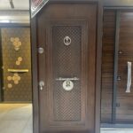 باب تركى ماركة REAL خشب بارز سجادة بومبية عدد 3 كالون كالى  مقاس 1 م  مزود بعتبة أستنلس New Edition