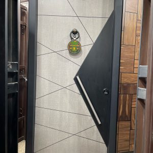 باب تركى ماركة تراست ( New Edition ) رمادى خطوط عشوائى ف مثلث أسمر عدد 4 كالون مقاس 1 م سنتر لوك ماركة هوك