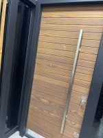 ⁦باب تركى ماركة ديمونت خشب طبيعى أستريبات Natural Wood بجزء ثابت زجاج سيكوريت وحديد فورفورجية عدد 5 كالون كالى سنتر لوك مقاس 160 سم⁩ - الصورة ⁦2⁩