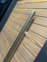 ⁦باب تركى ماركة ديمونت خشب طبيعى أستريبات Natural Wood بجزء ثابت زجاج سيكوريت وحديد فورفورجية عدد 5 كالون كالى سنتر لوك مقاس 160 سم⁩ - الصورة ⁦3⁩