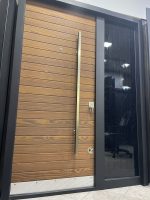 باب تركى ماركة ديمونت خشب طبيعى أستريبات Natural Wood بجزء ثابت زجاج سيكوريت وحديد فورفورجية عدد 5 كالون كالى سنتر لوك مقاس 160 سم