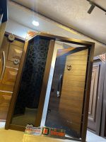 ⁦باب تركى ماركة ديمونت خشبي بنى سادة خطوط ليزر بجزء ثابت زجاج سيكوريت وحديد فورفورجية عدد 5 كالون كالى سنتر لوك مقاس 160 سم⁩ - الصورة ⁦2⁩