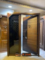 ⁦باب تركى ماركة ديمونت خشبي بنى سادة خطوط ليزر بجزء ثابت زجاج سيكوريت وحديد فورفورجية عدد 5 كالون كالى سنتر لوك مقاس 160 سم⁩ - الصورة ⁦3⁩