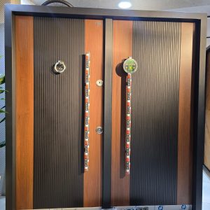 بوابة تركى ماركة REAL أسمر ليزر خطوط خشبي الاطراف 3 كالون هوك وعدد 2 كالون ضلفة متحركة مقاس 2 م مزود بعتبة أستنلس