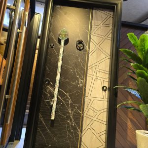 باب تركى أستيراد بضمان هاوز ستور رخامى أسمر ف جريش ب فاصل جولد عدد 4 كالون هوك مقاس 1م - حلق مجسم بار خارجى